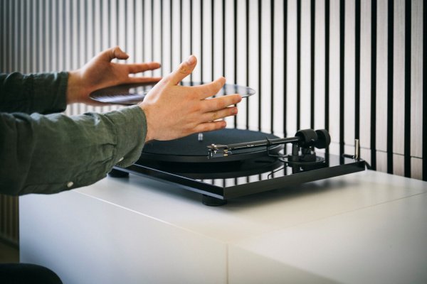 Pro-Ject E1.2 High Gloss Black (Pick it MM E)