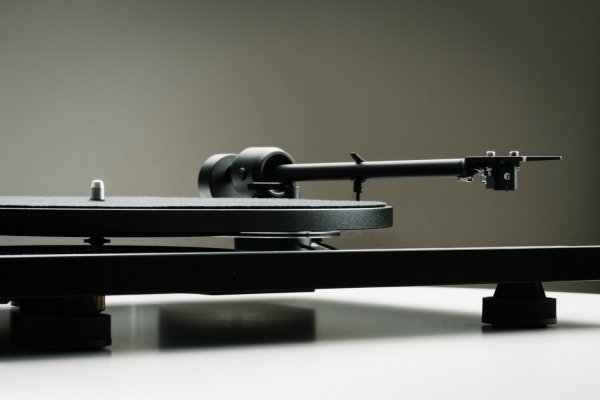 Pro-Ject E1.2 High Gloss Black (Pick it MM E)